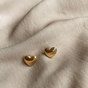 Boucles d'oreilles Stud Fashion Simple Metal Heart for Women Niche Ear Ear Piercing Peach hypoallergénique Accessoires de bijoux pour femmes