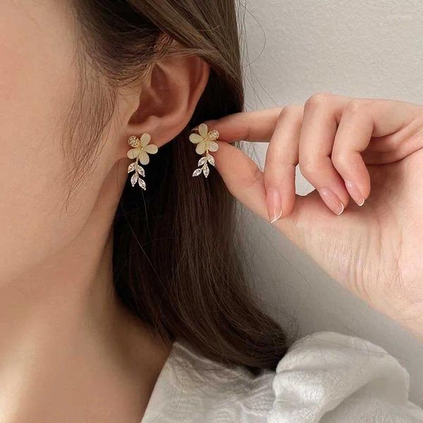 Pendientes de tuerca con forma de flor blanca para mujer, delicados pétalos de cinco hojas, joyería de regalo para fiesta de boda y San Valentín