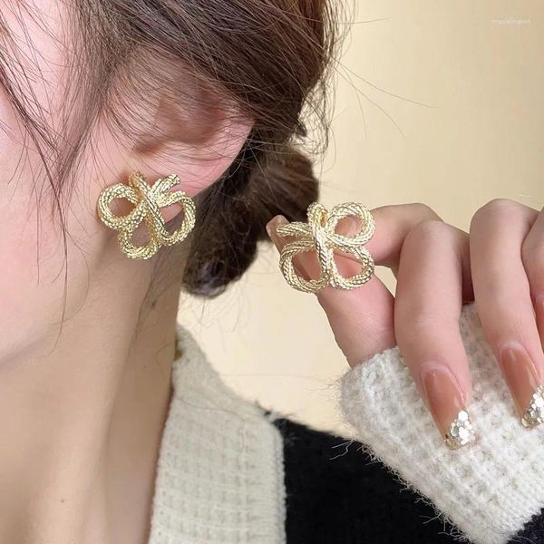 Boucles d'oreilles à tige d'inspiration vintage avec un design créatif en corde et des éléments métalliques pour femme