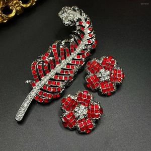 Boucles d'oreilles à tige en plumes pour femmes, ensemble d'accessoires de broche de luxe léger, fleur rouge, bijoux tendance 2024