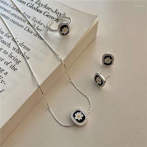 Stud -oorbellen bloem email sieraden set 925 sterling zilver mooie schattige rechthoekige vorm zwart en witte ring oorrang ketting voor vrouwen
