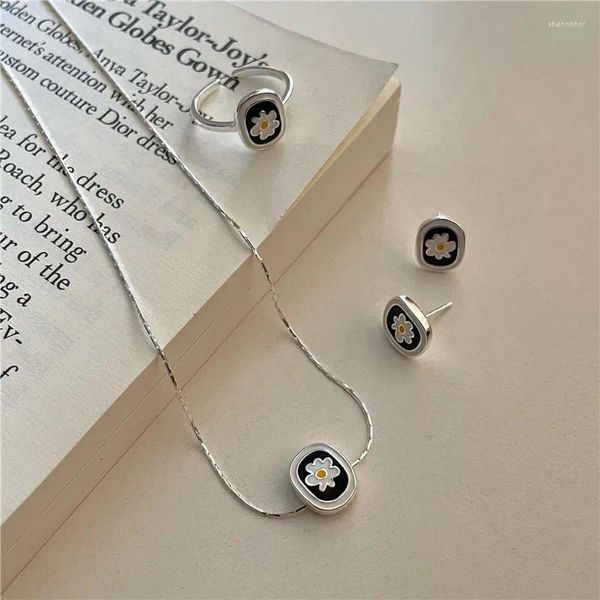 Boucles d'oreilles Stud Flower Enamel Jewelry Set 925 SER un argent sterling Belle forme de rectangle mignon Collier d'oreille à anneau noir et blanc pour les femmes