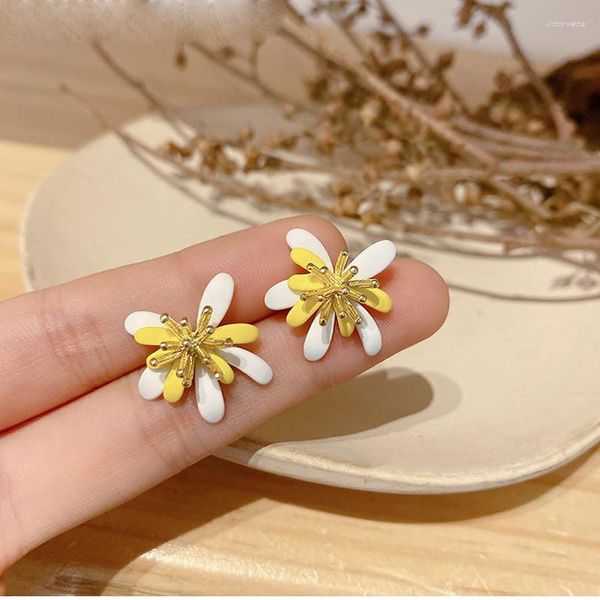 Pendientes de sementales Flower amarillo blanco margarita para mujeres avanzada 2023 tendencia lindo metal esmalte coreano primavera accesorios de joyería de verano