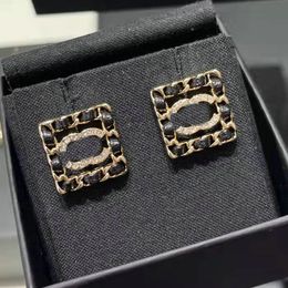 Boucles d'oreilles pour femmes, tempérament simple, en cuir noir, lettre, bijoux de créateur, cadeau