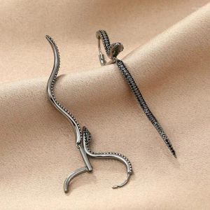 Des boucles d'oreilles pour une forme de serpent pour femmes exagérée pleine de diamants à la mode décontractée et à la mode tridimensionnelle