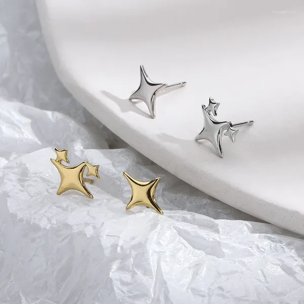 Boucles d'oreilles à quatre points Star pour les femmes asymétriques exquises personnalité mode simple et bijoux en cuivre lisse cadeau