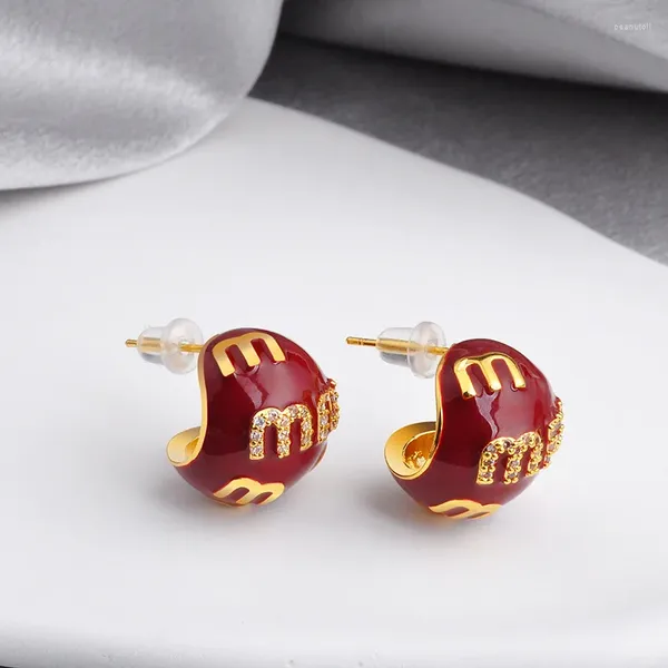 Pendientes cortos Diseño Francés Moda Joyas Chapado en oro 14K Esmalte Letras M Zirconio Elegante Mujer Diario Trabajo