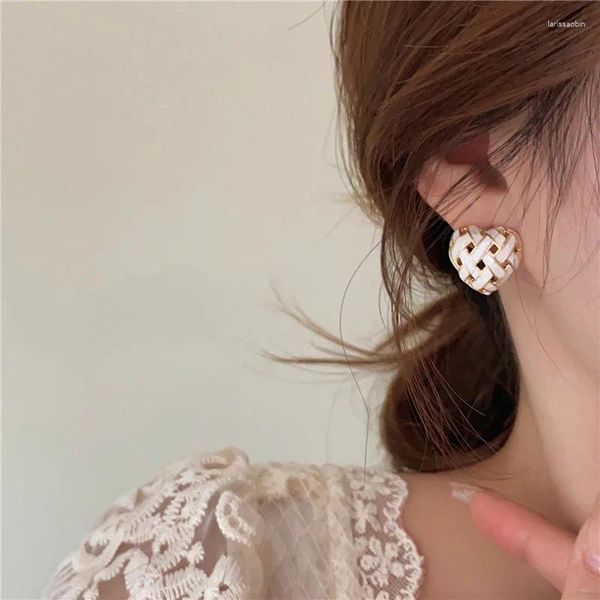 Boucles d'oreilles Français Mode Creux Métal Tressé Amour Pour Les Femmes Émail Argent Aiguille Femmes Goujons D'oreille À La Mode Bijoux En Gros