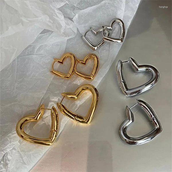 Pendientes de tuerca de Metal francés para mujer, diseño de nicho femenino, corazón de melocotón Simple, accesorios de moda dulces, joyería que combina con todo