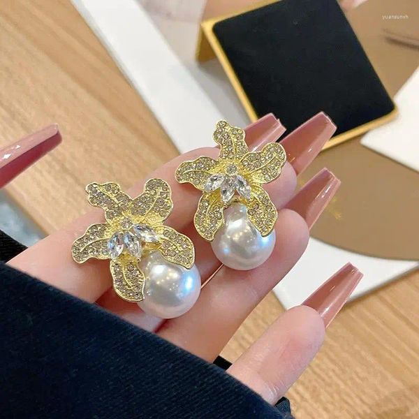 Pendientes de tuerca Hermosa flor Perla de imitación Mujeres de lujo con incrustaciones de diamantes de imitación brillantes Pendiente de moda Joyería de boda Lotes al por mayor