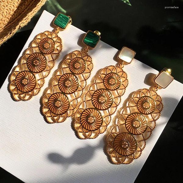 Pendientes de tuerca de alta calidad Color dorado estilo Ins fácil de usar ahuecado placa de flor pendiente de perla para mujer joyería de lujo DE159