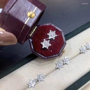 Boucles d'oreilles Stud Huitan Luxury Crystal Snowflake CZ pour femmes Engagement romantique Accessoires de mariage Gift 2024 Jewelry