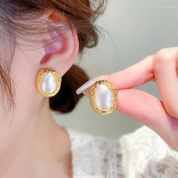 Pendientes de tuerca temperamento Huitan elegante perla de imitación mujeres Color dorado accesorio de lujo para la oreja uso diario joyería elegante