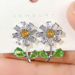 Huitan – boucles d'oreilles marguerite pour femmes, avec feuille verte, fleur jaune, accessoires fantaisie pour fête, bijoux de luxe CZ à la mode