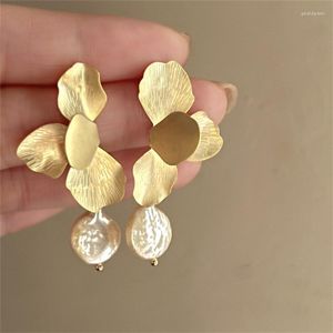 Boucles D'Oreilles Irrégulière Rétro Métal Pétale Perle Pendentif Pour Les Femmes Avec Style Européen Et Américain De Mode Bijoux Fille Cadeau