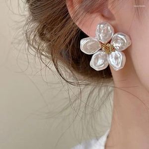 Pendientes de tachuelas Flor de perla blanca irregular para mujeres Girl Sweet Romantic Gold Color Bead Pétalo Joyería de boda de la oreja 2024