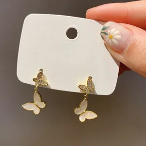 Pendientes de botón Japón y Corea del Sur exquisitos pendientes pequeños simples mariposa de Metal temperamental fresco regalos de joyería para niñas vigorosas