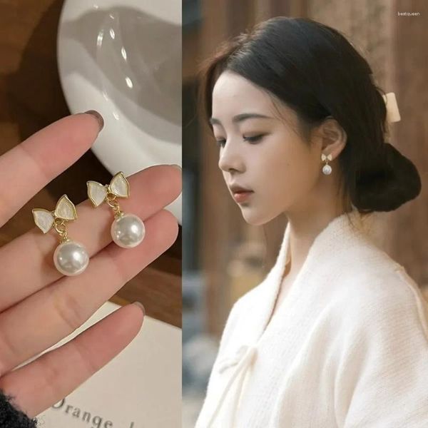 Pendientes de tuerca Japón y moda de Corea del Sur Bowknot Pearl Mujer Pequeño de alta gama de lujo Retro ligero