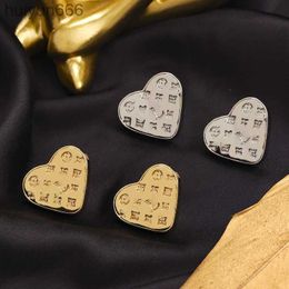 Pendientes de tuerca Diseñador de joyas para mujer Pendientes de latón galvanizado de oro verdadero de moda Exquisita letra Pendiente grabado de hierba de cuatro hojas