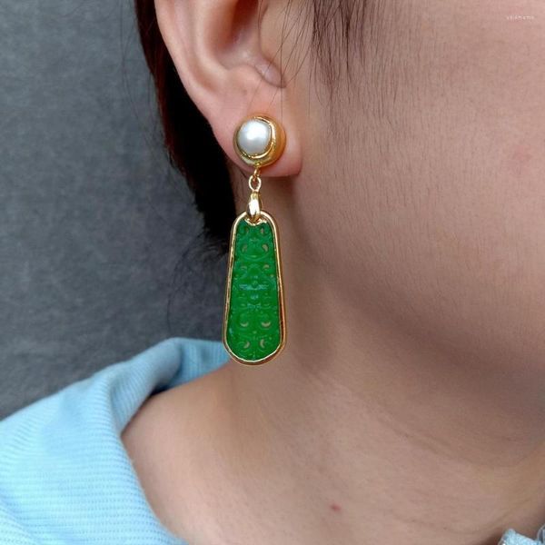 Boucles D'oreilles Tiges KKGEM 15x35mm Rectangle Sculpté Jade Vert Et Perle Blanche De Culture D'eau Douce Goutte En Plaqué Or