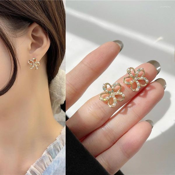 Boucles d'oreilles coréennes mignonnes en perles incrustées de pétales de fleurs en métal creux pour femmes et filles, bijoux d'oreille, cadeau, tendance 2023