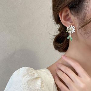 Stud -oorbellen Koreaanse Daisy Flower Bee for Women Sunflower Butterfly Zirkoon Asymmetrisch Earring Girl Party Sieraden Gift