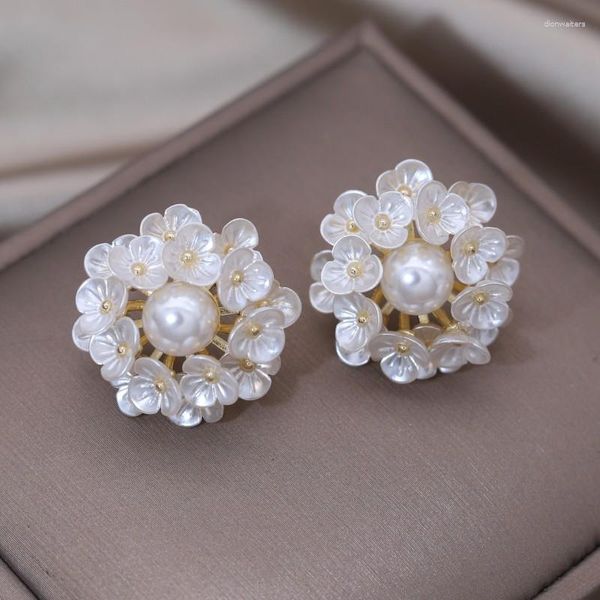Boucles d'oreilles design coréen bijoux de mode plaqué or 14 carats à la main fleur blanche perle boucle d'oreille femmes élégantes exagérer accessoires de fête