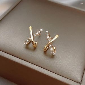 Boucles d'oreilles coréennes exquises en forme de perle, petite croix en forme de fleur de papillon de cerise pour femmes, boucles d'oreilles de luxe en Zircon, bijoux de mariage