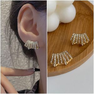 Boucles d'oreilles Stud Corée Fashion Crystal griffe pour femmes Géométrique Irrégularité Hollow Out Girls Small Punk Jewelry Year Gift