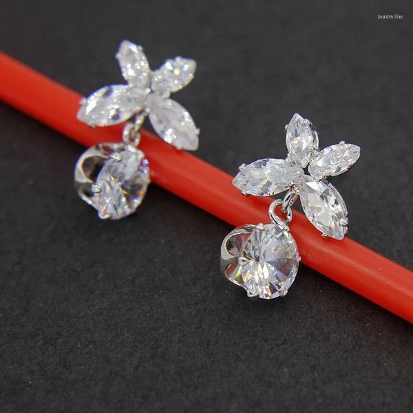 Boucles d'oreilles Version coréenne du tempérament élégant à papillon sauvage aiguille de zircle simple fleurs simples cristal nuptiale en gros A150