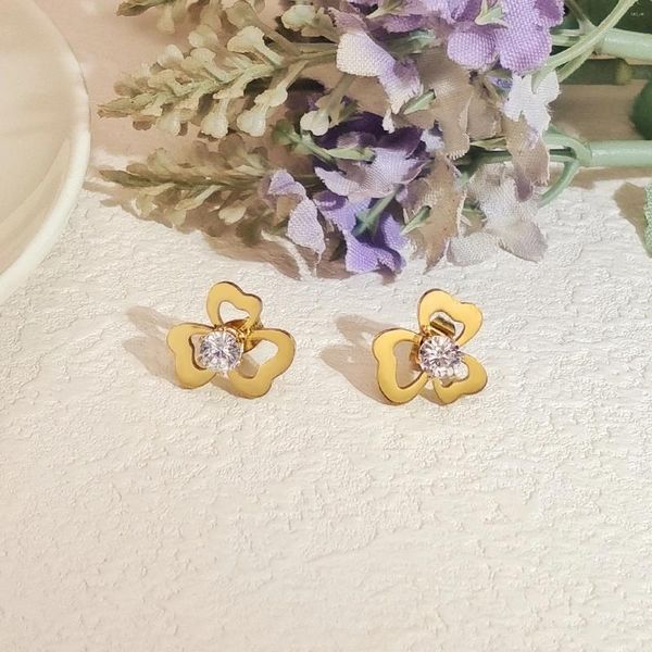 Pendientes de tuerca versión coreana de Ins, delicadas flores simples, acero de titanio, tocado de acero inoxidable dorado para chica dulce