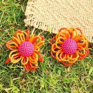 Pendientes de tachuelas Dama Daisy con cuentas hechas a mano para mujeres Accesorios de vacaciones de flores tejidas de personalidad exagerada