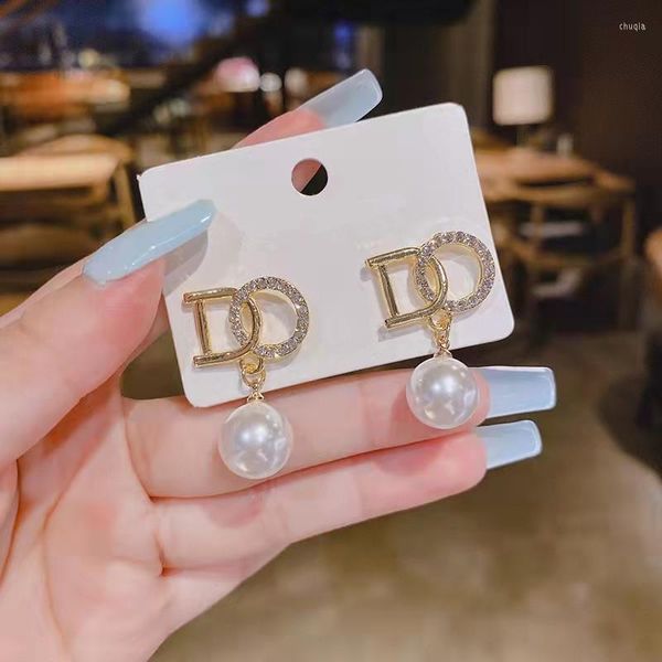 Pendientes de tuerca Diseño de nicho de lujo ligero Perla Letra DO Diamante de imitación Joyería de gama alta para mujer