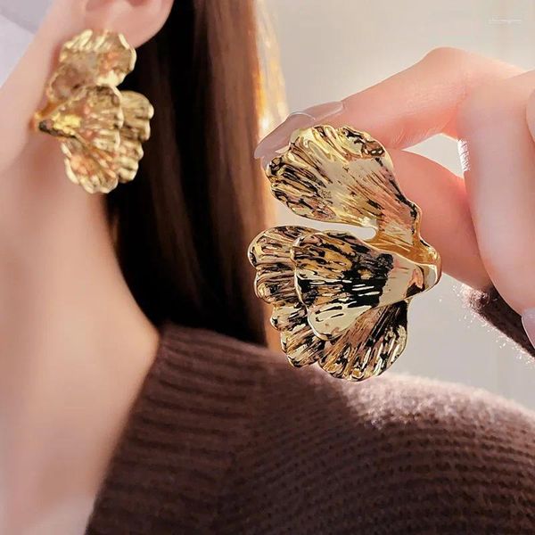 Pendientes de tuerca de lujo para mujer, hoja de Ginkgo doblada con aguja de plata ligera, estilo Retro francés, pendientes dorados de media flor, regalo de joyería