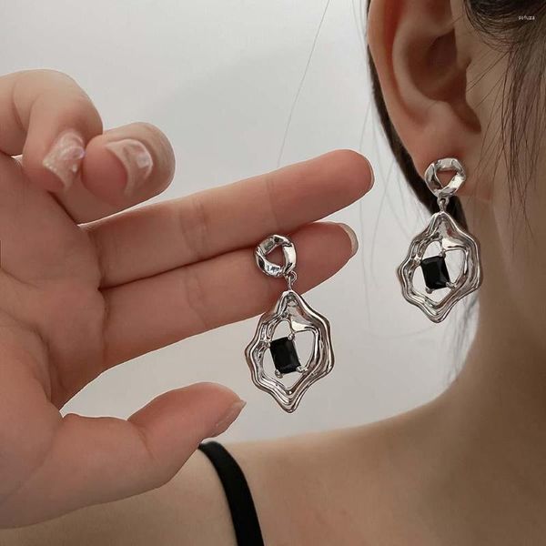 Pendientes de tuerca de Metal líquido con circón negro para mujer, Piercing moderno a la moda, accesorios de diseño de nicho, regalos de fiesta, joyería