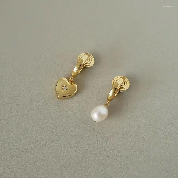Boucles d'oreilles à tige en forme de perle pour femme, imitation d'amour, forme asymétrique, mode légère, luxe, sens avancé, quotidien, simple, premier bijou