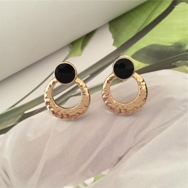 Pendientes de tuerca Encantador color dorado martillado redondo con punto de esmalte negro para mujeres y niñas, joyería clásica pequeña