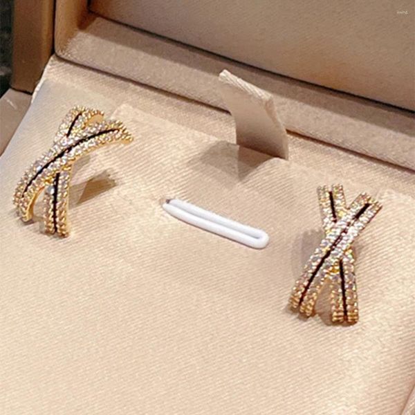 Boucles d'oreilles LuxHoney petite croix en zircone pour femmes Chic, élégantes, gracieuses et romantiques, mode 2024