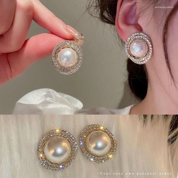 Pendientes de tuerca con incrustaciones de diamantes de imitación de lujo y decoración de perlas doradas para mujeres y adolescentes