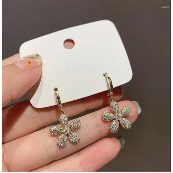 Pendientes de tuerca Brillo de lujo CZ Cristal Chapado en oro Pendiente Moda Mujer fresca Circón Encanto de flor Señora Joyería de aniversario de boda