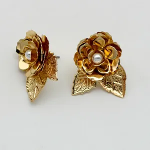 Stud -oorbellen metalen bloemenpost voor vrouwen imitatie parel schattige mode sieraden romantische stijlen trendy ontwerp accessoires cadeaus mq056