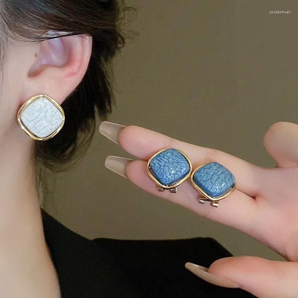 Pendientes de sementales Minar 2024 Blanco Azul Resina Resina Hollow Out Rhombus Geométrica para mujeres Aleación chapada en oro todos los días Joyas