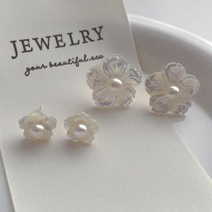 Pendientes Minar INS Moda Color blanco Flor de concha natural para mujer Pendiente de perlas de agua dulce de latón chapado en oro real de 14 quilates