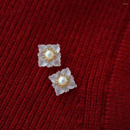 Boucles d'oreilles à tige MOXI en perles conçues pour une sensation supérieure de vent froid, bijoux carrés pour femmes