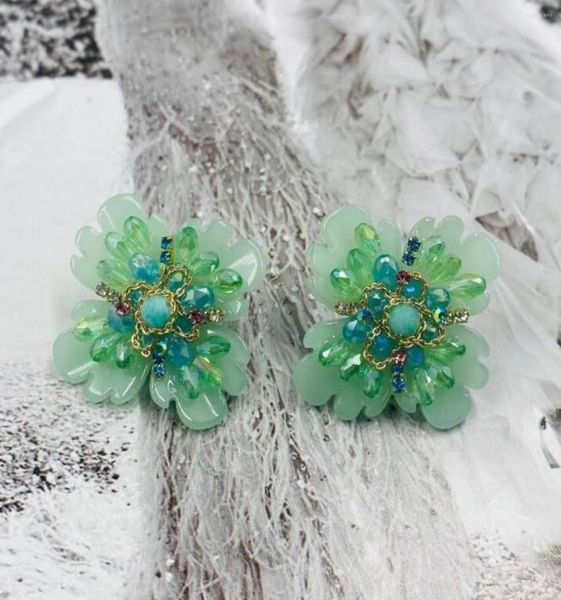 Pendientes de tuerca multicolores elegantes diseños de flores de resina bohemios hechos a mano colgantes de pétalos para mujer Gift5260178
