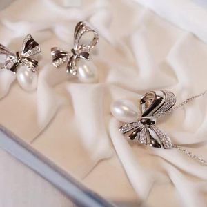 Boucles d'oreilles collier de perles d'eau douce naturelle et boucle d'oreille peuvent être ensembles 925 Style d'arc en argent pour les femmes bijoux fins