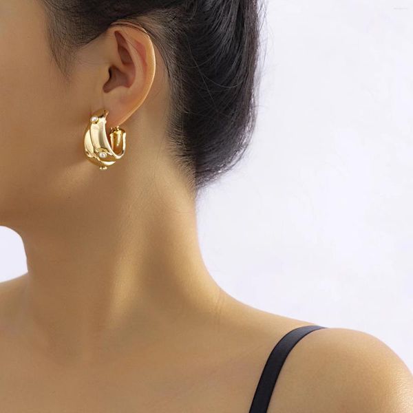 Pendientes de tuerca con forma de círculo de Metal y perlas para mujer, joyería para mujer, aro de imitación, hebilla bonita para oreja, femenino, versátil y fresco