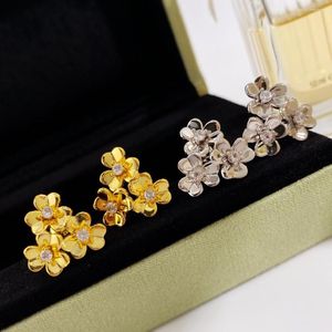 Boucles d'oreilles à tige, niche de produit, pétale de fleur Simple, miroir brillant