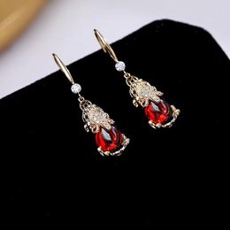 Boucles d'Oreilles Tige Cristal Rouge Cherche Argent Mythique Animal Sauvage Féminin Minoritaire Luxe Haut de Gamme Cuivre Plaqué Or