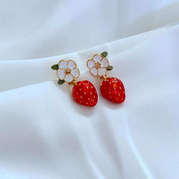 Boucles d'oreilles à tige, série de fruits doux, amour rouge, fleurs émaillées en émail blanc peintes à la main, formes de fraises, goutte fraîche